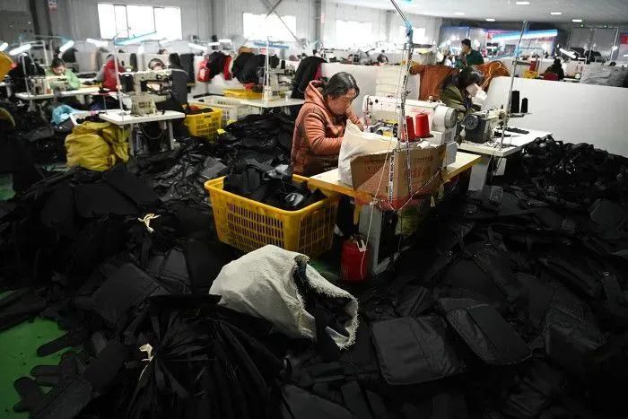 18年義烏箱包廠手袋加工這樣安排流水線作業-時尚頻道-手.