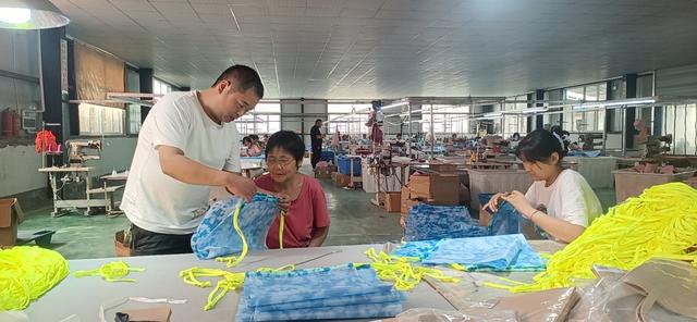 許昌鄢陵 '箱'約左岸 '包'攬振興，箱包加工引領鄉村產業振興